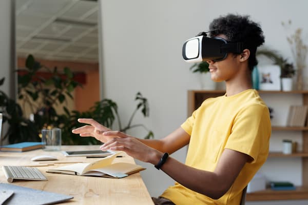 專科生命關懷事業科,讓學生用VR模擬殯葬產業實際作業
